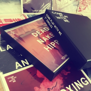 8 x Singles Subscription + Box Set + ‘Come Play’ CD (free UK p&p)