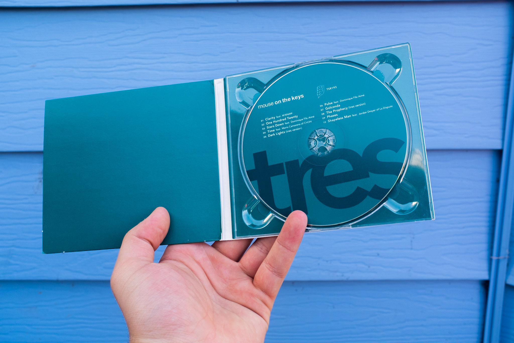 Product shots of mouse on the keys - tres