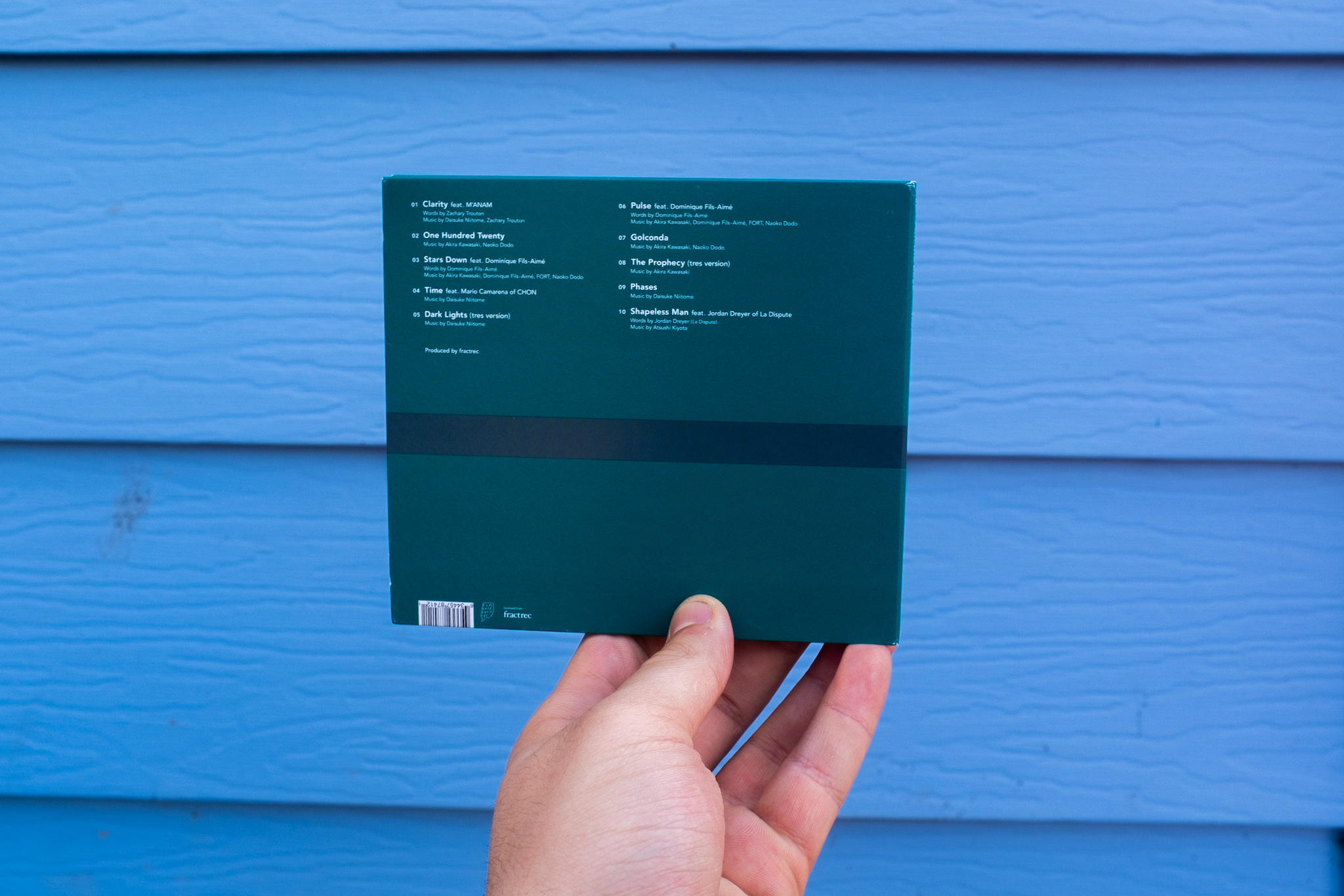 Product shots of mouse on the keys - tres