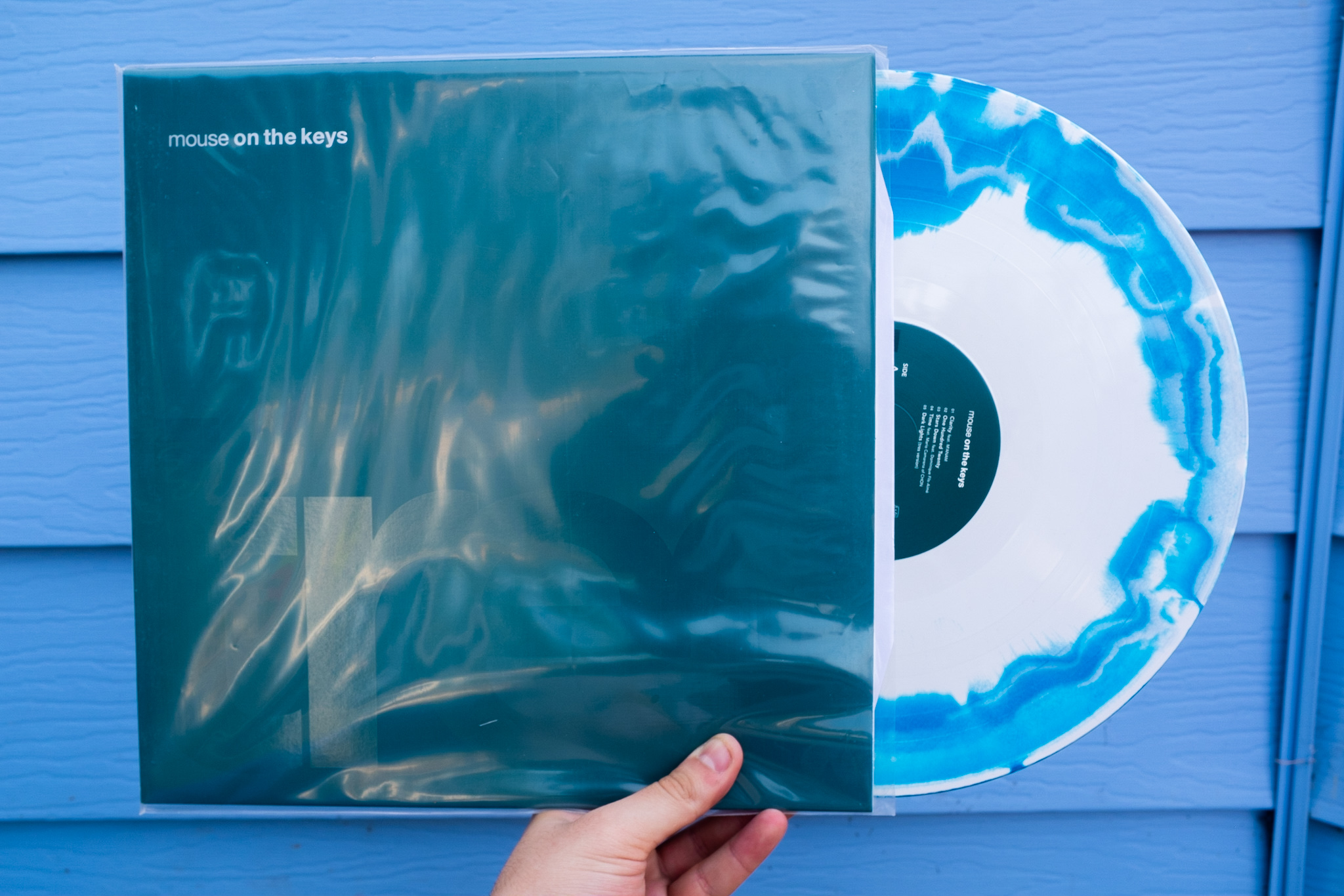 Product shots of mouse on the keys - tres