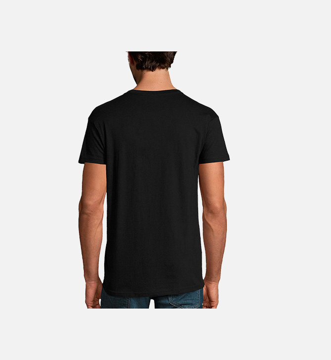 Camiseta negra con logo blanco